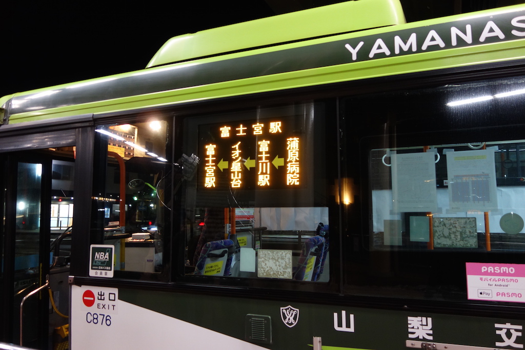 CURIOUS_49's tweet image. 最終便のC876はツーマン運行で、C812だったら座りきれない数のお客さんを乗せ、長い長い歴史の路線に終止符を打ちました。
なんだか凄く良いラストランだったなぁ。
＃山梨交通