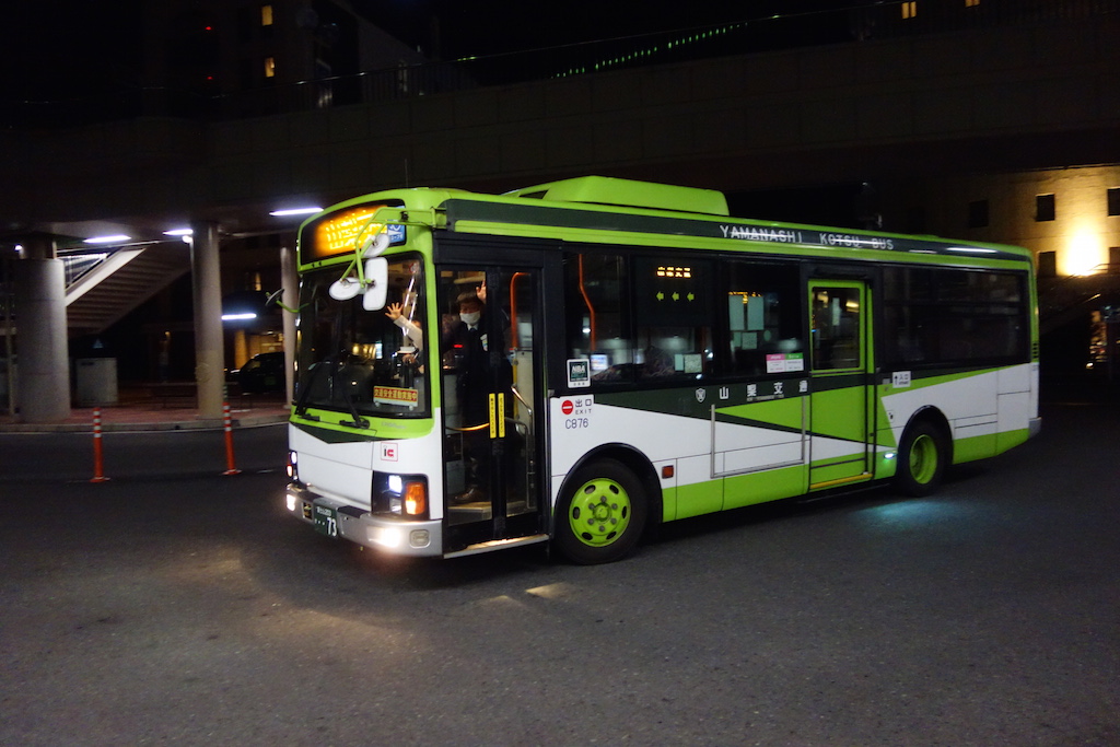 CURIOUS_49's tweet image. 最終便のC876はツーマン運行で、C812だったら座りきれない数のお客さんを乗せ、長い長い歴史の路線に終止符を打ちました。
なんだか凄く良いラストランだったなぁ。
＃山梨交通