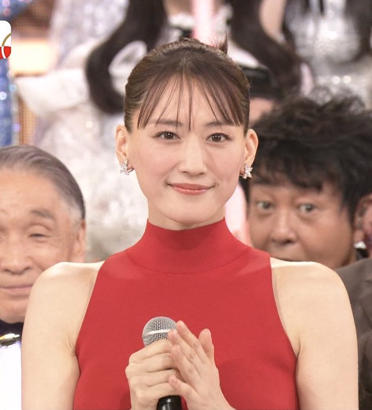 Official_ikura's tweet image. 綾瀬はるか(40)の美容法…✍🏻

▫️本名は蓼丸綾(たでまる あや)
▫️とにかく保湿（SK-IIをバシャバシャ）
▫️洗顔は絶対に擦らない
▫️毎日お風呂上がりに全身マッサージ
▫️冬場も夏場も「温活」で体を冷やさない
▫️朝は開脚ストレッチしながらメイク
▫️音楽を聴きながら2時間ウォーキング…