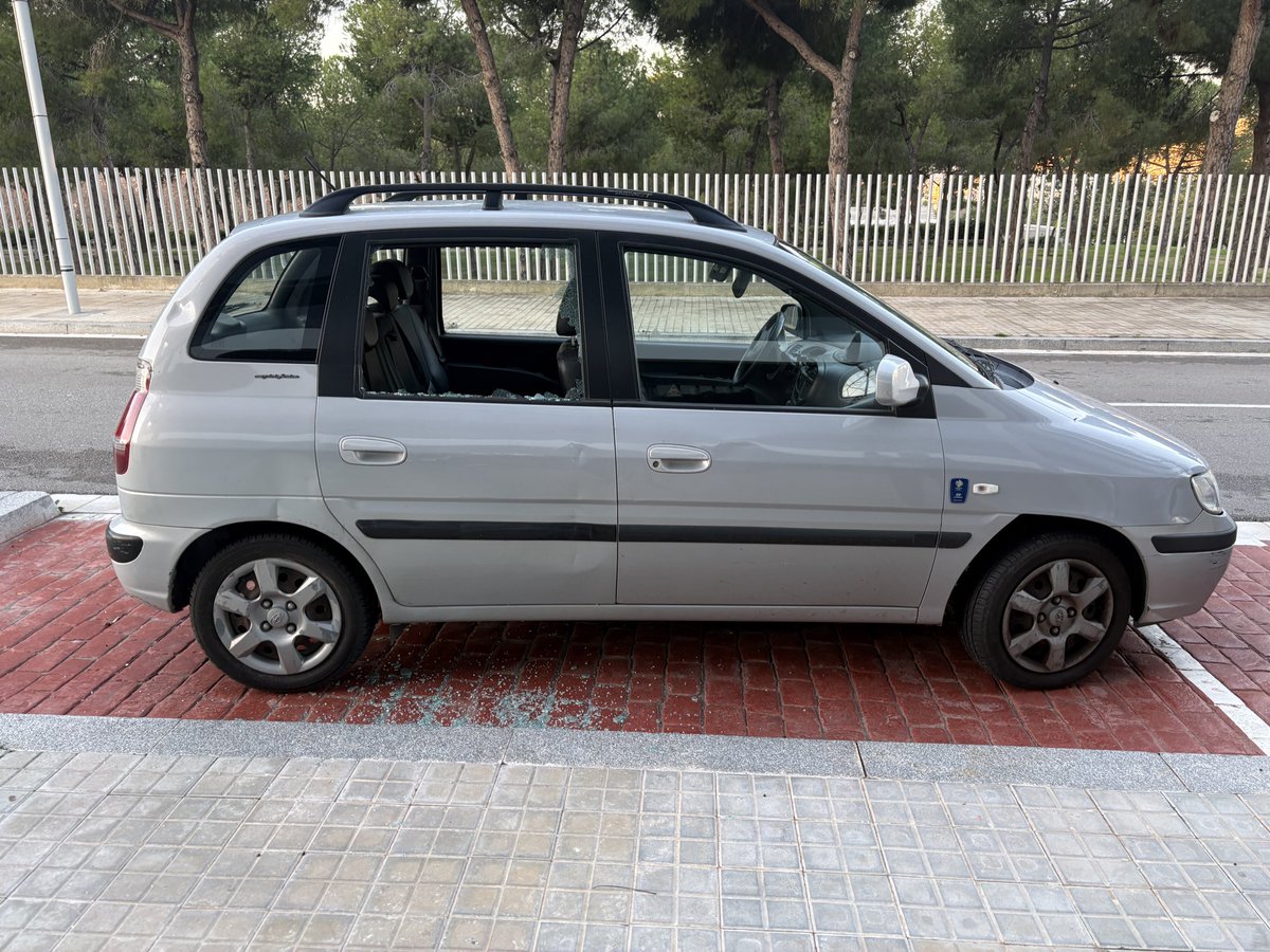 Sr. <a href="/joanbasaganyas/">Joan Basagañas</a>, la villa de <a href="/SantJustDesver/">Sant Just Desvern / Incidencias</a> amanece cada mañana con actos vandálicos de roturas de cristales, robos de bolsos en gasolinera.  Basta de inseguridad <a href="/PSCSantJust/">PSC Sant Just</a>. 
Tomen medidas urgentes , los vecinos tenemos miedo. <a href="/santjustcat/">santjustcat</a> <a href="/SantJustInfo/">Sant Just Info</a>