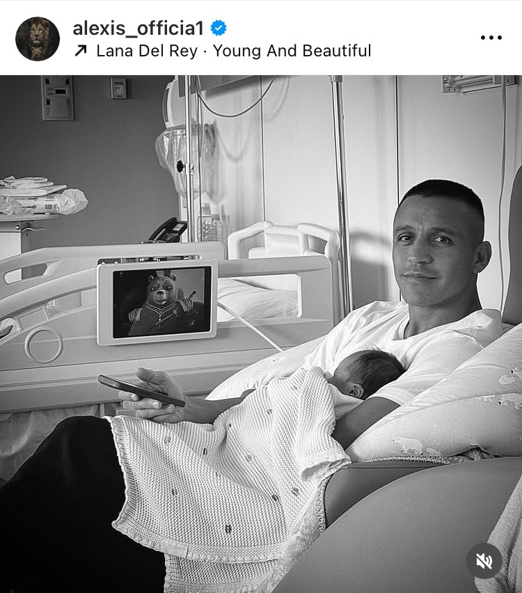 Mi ero perso Alexis diventato papà per la prima volta che posta una foto in cui sembra che quello che ha partorito sia lui

Il più grande mitomane egocentrico della storia, lo amo