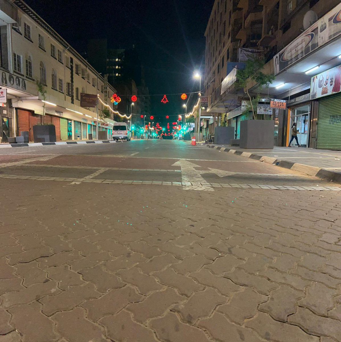 MTshwaku's tweet image. You had your chance. Thina we are doing  it🤷🏿‍♀️

During your time you stole Christmas! Look at the lights.

@CityofJoburgZA is reclaimed, while you are busy dreaming. 

It's safer, it's cleaner , lots and lots of visible police. !