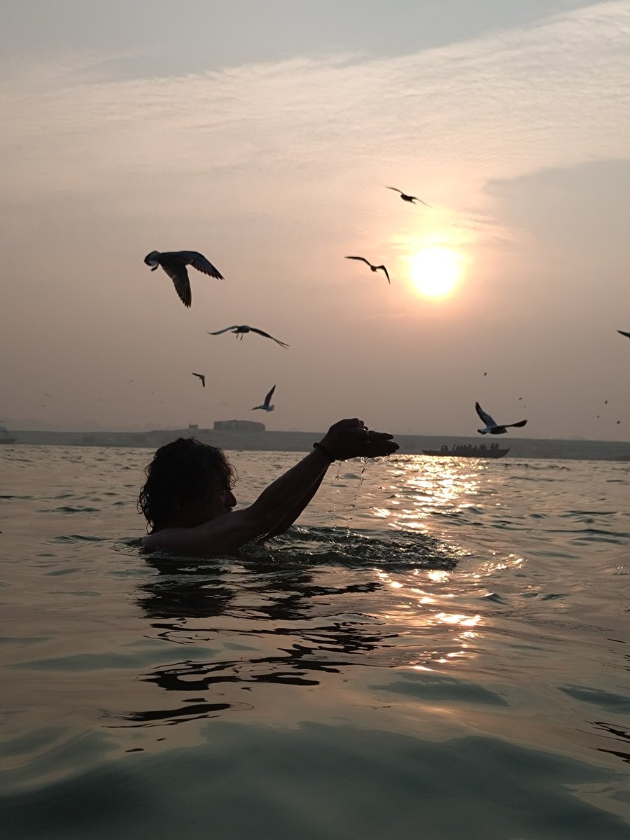 tech_ji's tweet image. 今年は感謝の年でしたよ！
たくさんの仲間と過ごしたり出会いもあったり27年ぶりにガンジス川で目を開けて沐浴したり。
ただのなんでもない束縛されてる会社員だから自由を掴めると思ってるよ☆
自由だったら自由ないしね！
2025年のライブ？
85本でした！
みなさんよいお年を～来年もよろしくね！