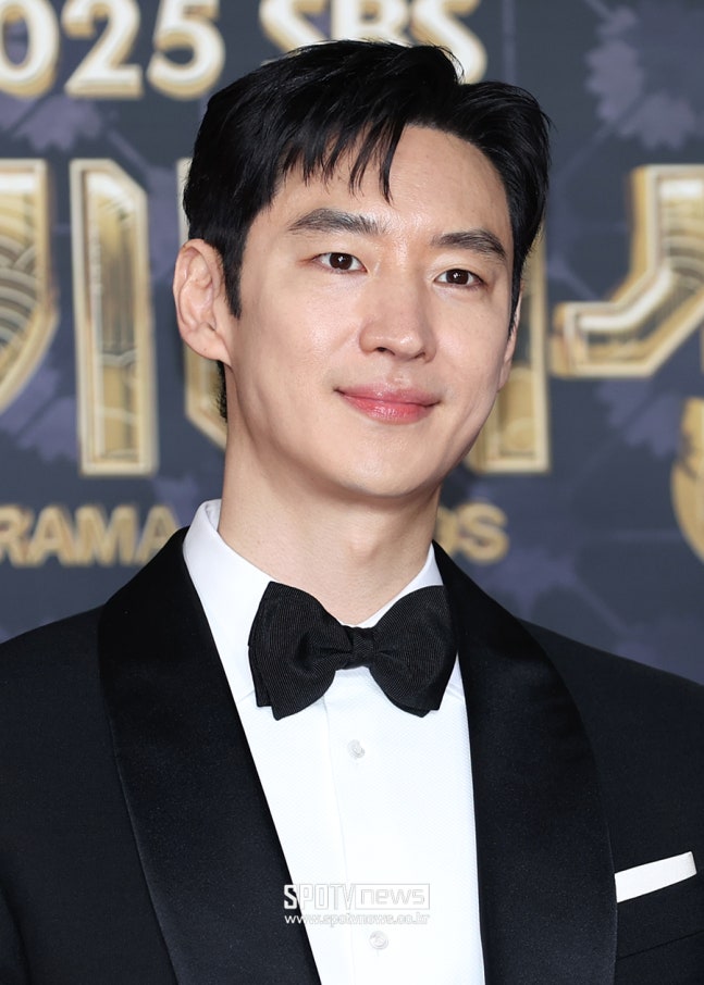 lee jehoon at the 2025 SBS Drama Awards red carpet 🤍