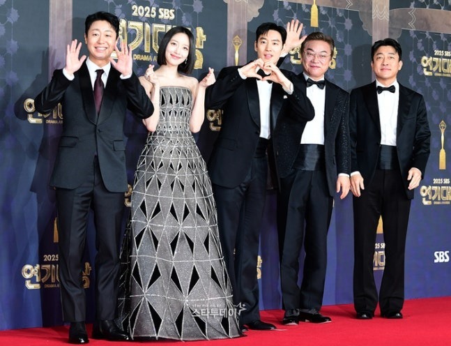 tim rainbow lengkap datang ke sbs awards 😍 •kdm•