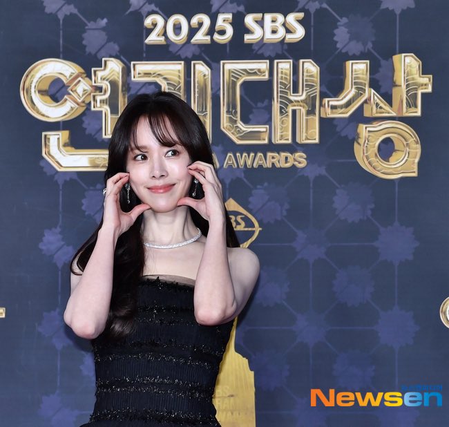 HanJimin_'s tweet photo. 한지민 볼하트 왜이리 귀여우셔... https://t.co/SWh0wPc8xG