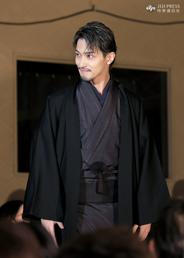 この写真好き。いたずらっぽい笑み。手は気をつけ！笑 #横浜流星 #映画