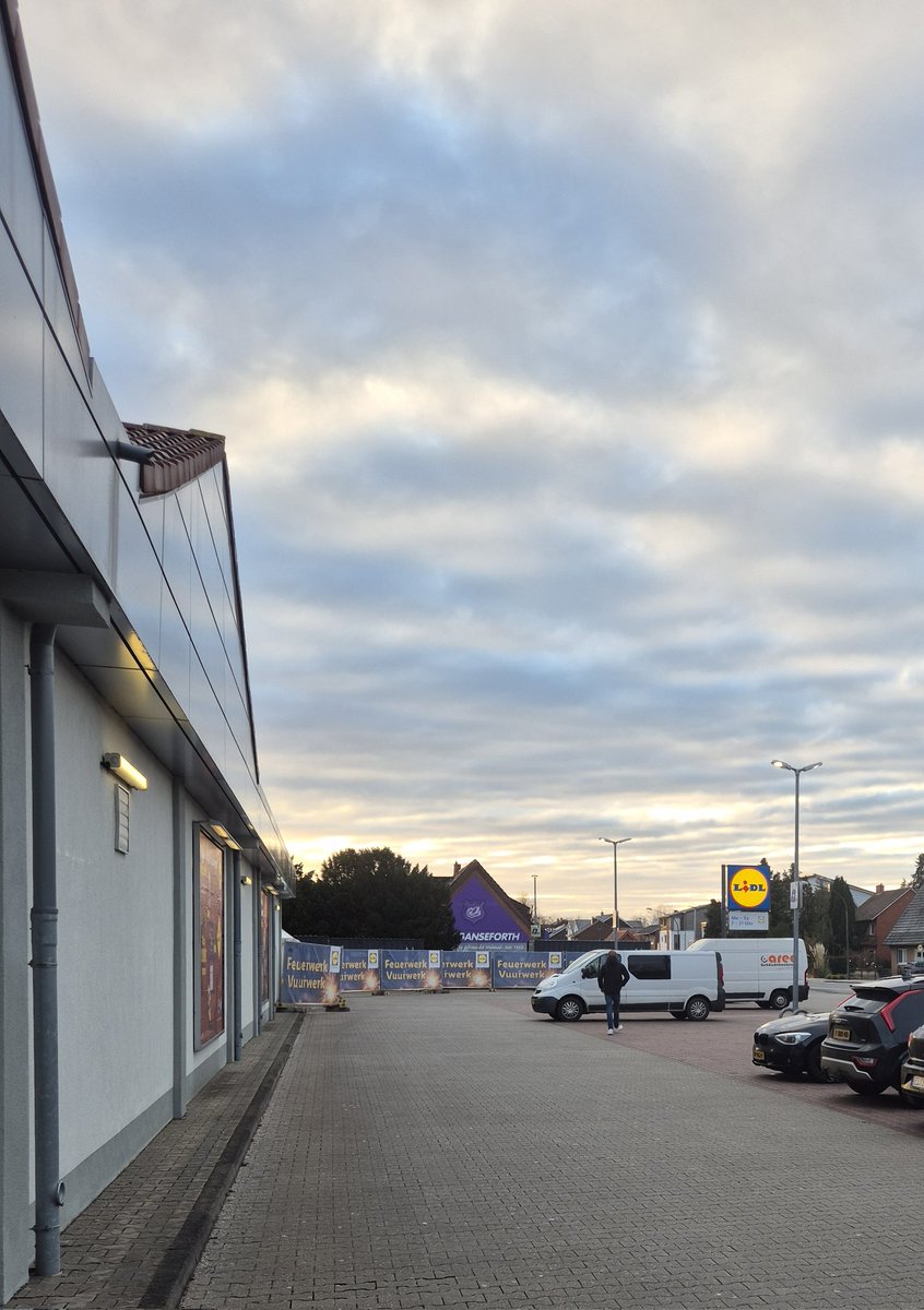 mrRustzelve's tweet image. ..... Marcel heb jij vuurwerk?
Ik..Nee, maar ik koop morgen wel een potje💪
.... ja🥳 we naar Duitsland
Ik...Hé