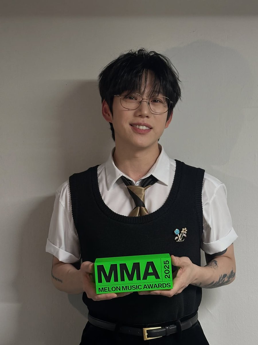 kwon_yeol_'s tweet photo. 2025년 10CM 권정열 업적..

~~~~~~~~~
오프라인 공연 및 행사 136회
저작권 보호 홍보 대사
너에게 닿기를 멜론 일간 차트 47회 1위 달성 
8년 만에 정규 앨범 5.0 발매
총 32곡 음원 발매
더 시즌즈 8번째 MC로 발탁 
마틴 시그니처 모델 발표
멜론 뮤직 어워드 <베스트 뮤직 스타일상>
KBS 연예대상 <신인상>
~~~~~~~~~

나 이게 한 사람이 1년 동안 
해낸 일이라는 걸 믿을 수 없어..