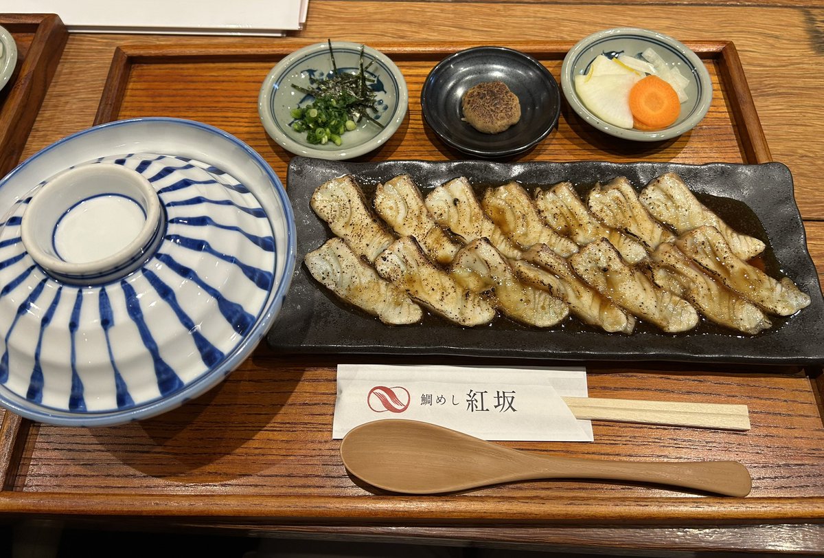 刺身の鯛めしを食べました

通常のものも、炙りもとても美味しかったです
