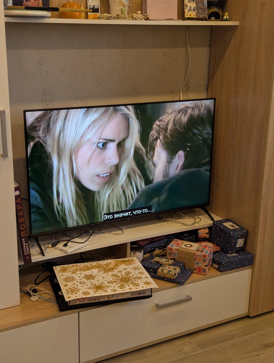 Долго не могла придумать, что включить сегодня на просмотр, и вспомнила про существование сериала, в котором рождественские ёлки убивают людей, идеально