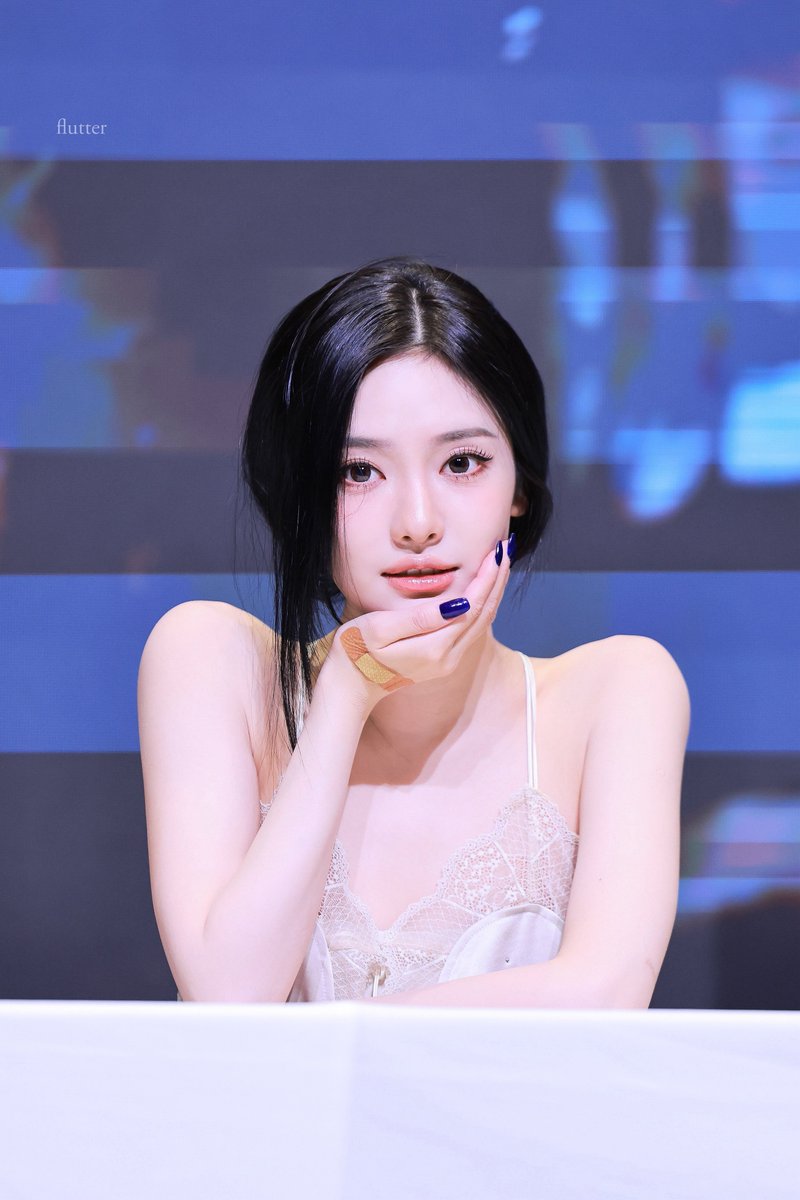 251207 🥹🫴🫴

#aespa #æspa #에스파 
#NINGNING #닝닝 #宁宁 #宁艺卓