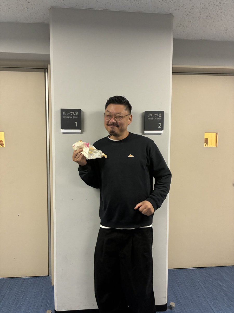 iwakisenda's tweet photo. 本年もありがとうございました。
今年は大きく環境が変わって手探りなことも多くありましたが、ようやく大晦日になり少しほっとしています。

特に下半期は休みも月1で、プライベートな時間もほとんどなくやっていましたが、そんな中でも現場でご一緒する共演者のみなさま、スタッフのみなさま、関係者のみなさまによくしていただき、みなさまのお気持ちが僕を突き動かす原動力でもありました。
文明が進み、様々なシーンで人の手がかからない場面も多くなってきましたが、結局最後は「人」だと僕は思っています。
「人」の持つ力を信じ、お世話になっているみなさま、僕を慕ってくださるみなさま、僕を大事にしてくださるみなさまに、何か返せていけるように精進していかねばと思っております。
もちろん、自分自身のことももう少し大事にできるように、時間も気持ちもうまくコントロールしていきたいものです。

みなさまの2026年が素敵なものとなりますように。
来年もどうぞよろしくお願いいたします。

千田岩城

Hello friends.
I always think about your happiness.
I hope we have good experiences in 2026.
We will catch up over beer.
Thank you very much for your everything.

Iwaki