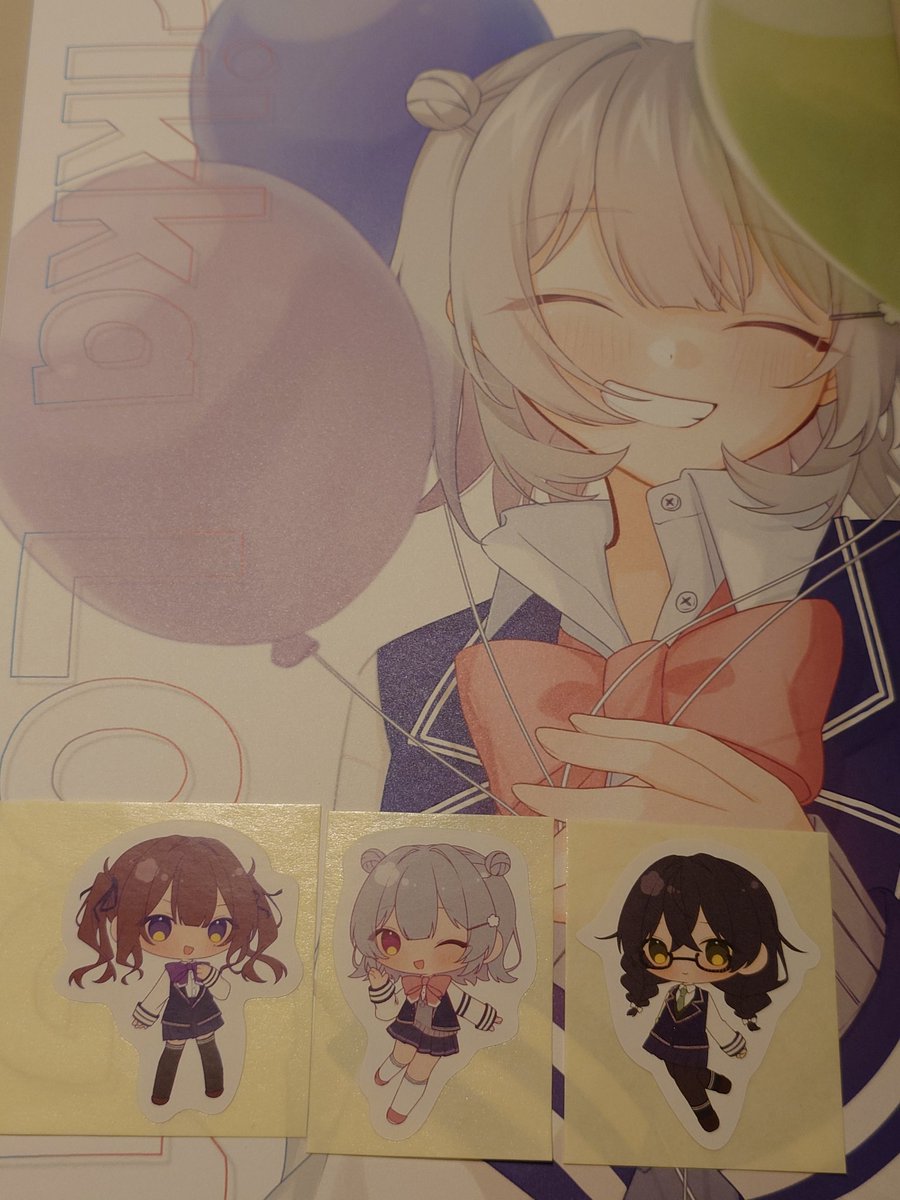 しのべが持ってきてくれたイラスト本とステッカー！！私も新刊を交換でお渡しした✌️

配信で描いてたイラストも新しいイラストもかわいいが詰まってる✨️

スペース遠かったのにありがとー！！