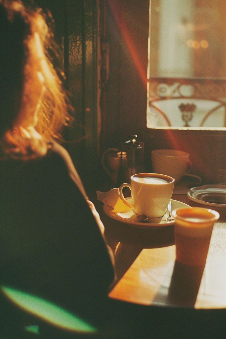 "Nunca lo había pensado así, hasta que una mañana, con el café humeando, entendí que los años que tengo… ya no los tengo. 

👇🏻Sigue el hilo...