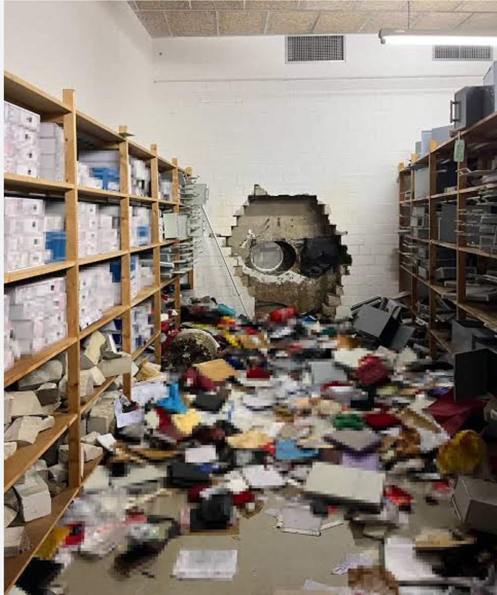 Spreebabylon's tweet photo. Bild 1 - Werteschutzraum einer Bank in Gambia

Bild 2 - Werteschutzraum Sparkasse Gelsenkirchen

Echt jetzt? Nicht euer Ernst? IVAR-Regale von Ikea und Schuhkartons aus Pappe. Und da lagen weit über 30 Mille drin? 

Mein Fahrrad ist besser gesichert! https://t.co/F6ARyZvfUY