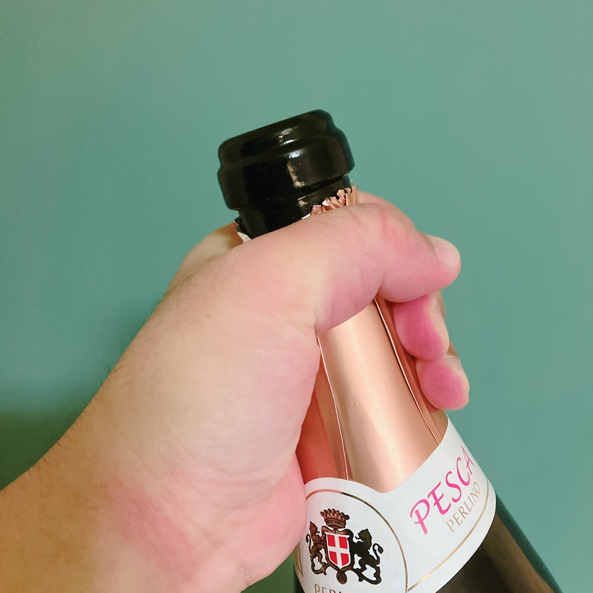 sime_end's tweet photo. グラス出すのも面倒で山賊飲みしてる
手がデブのそれなのは事実デブなので勘弁して欲しい https://t.co/OUs4RQsnw9