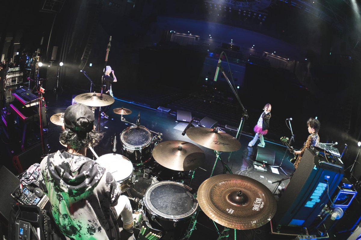 drums_minoru's tweet photo. 今年もあと数時間っすね🔔

1年間大変お世話になり
本当にありがとうございました🙏

大きな出来事が多かった年だったと思います🥁

来年もまた
多くの皆様にお世話になると思いますが
何卒よろしくお願いいたします🙇‍♂️

残りわずかの2025年
皆様良いお年を！🙌

今年の代表的なLIVEの写真と動画あげ🎥 https://t.co/T0qxKMJTvR