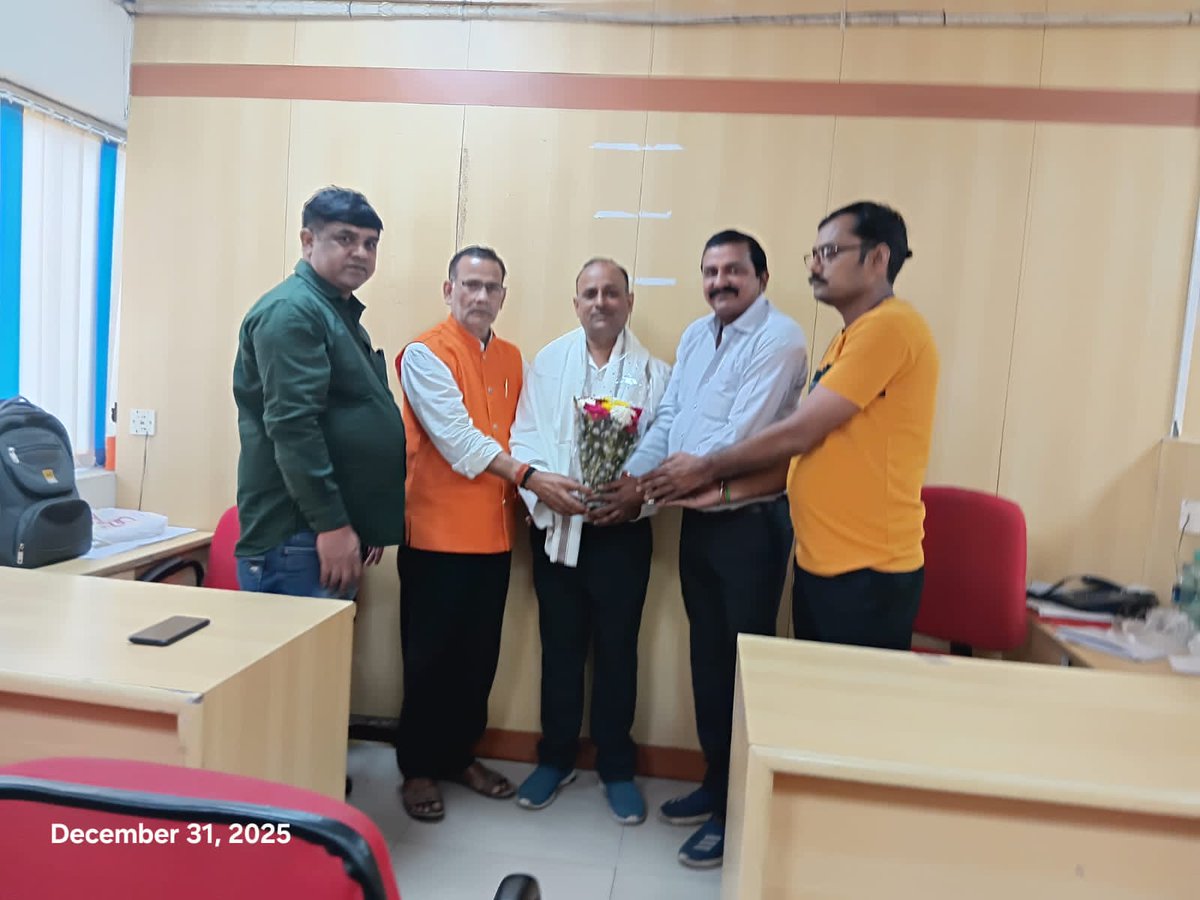 नमस्कार 
आज वर्ष के अंतिम दिन को सफल और सकारात्मक बनाते हुए राष्ट्रीय अध्यक्ष श्रीमान #कृष्ण कुमार पाण्डेय जी ने #थाना जिलाध्यक्ष #श्रीकांत वाबले जी के साथ मीटिंग कर के उपस्थित जिला कमेटी के सदस्यों को दिशा-निर्देश दिए 
#थाने जिला से अध्यक्ष जी सीधे #अंधेरी स्थित पार्टी कार्यालय