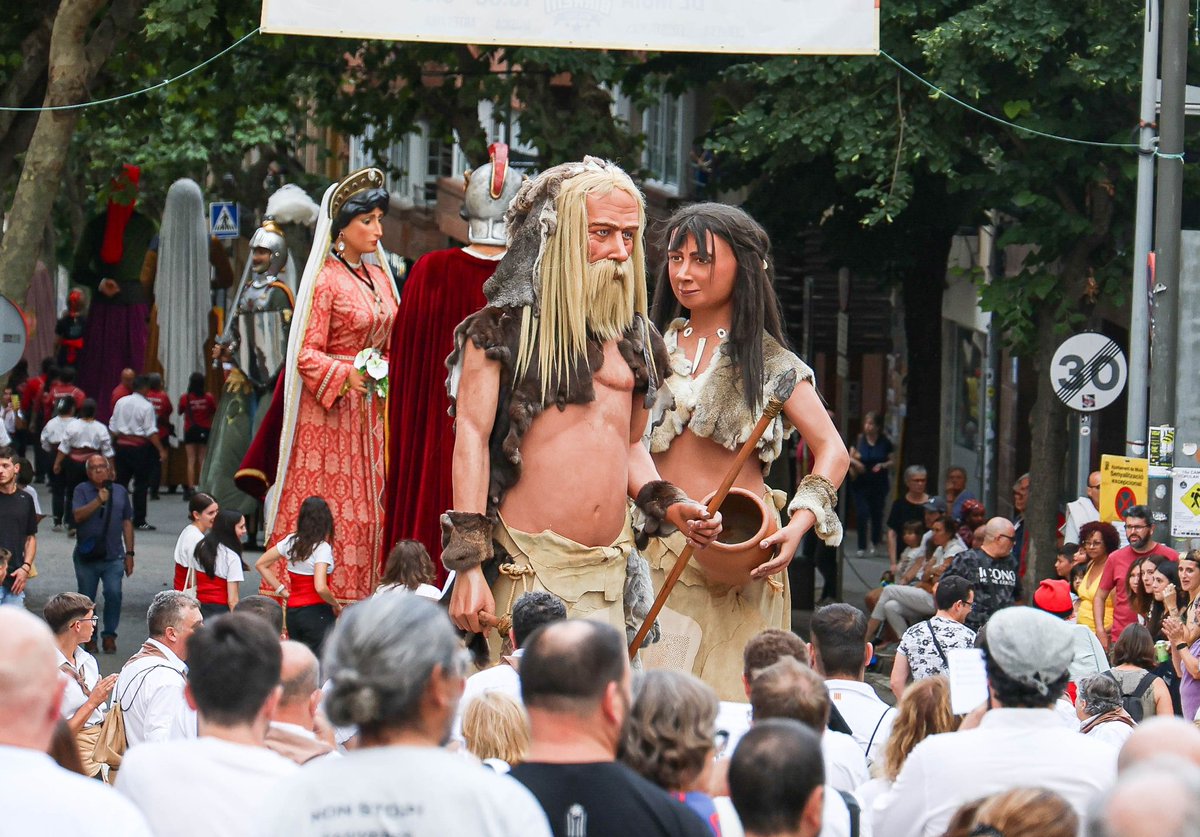 Posem fi a aquest any 2025. Un any on hem continuat voltant i ballant per pobles i ciutats, portant el nom de Moià a arreu del territori.

Encarem el 2026 amb molta il.lusió. Un any ple de projectes i que ben segur que seran màgics, revivint més que mai “la fàbrica dels somnis”.