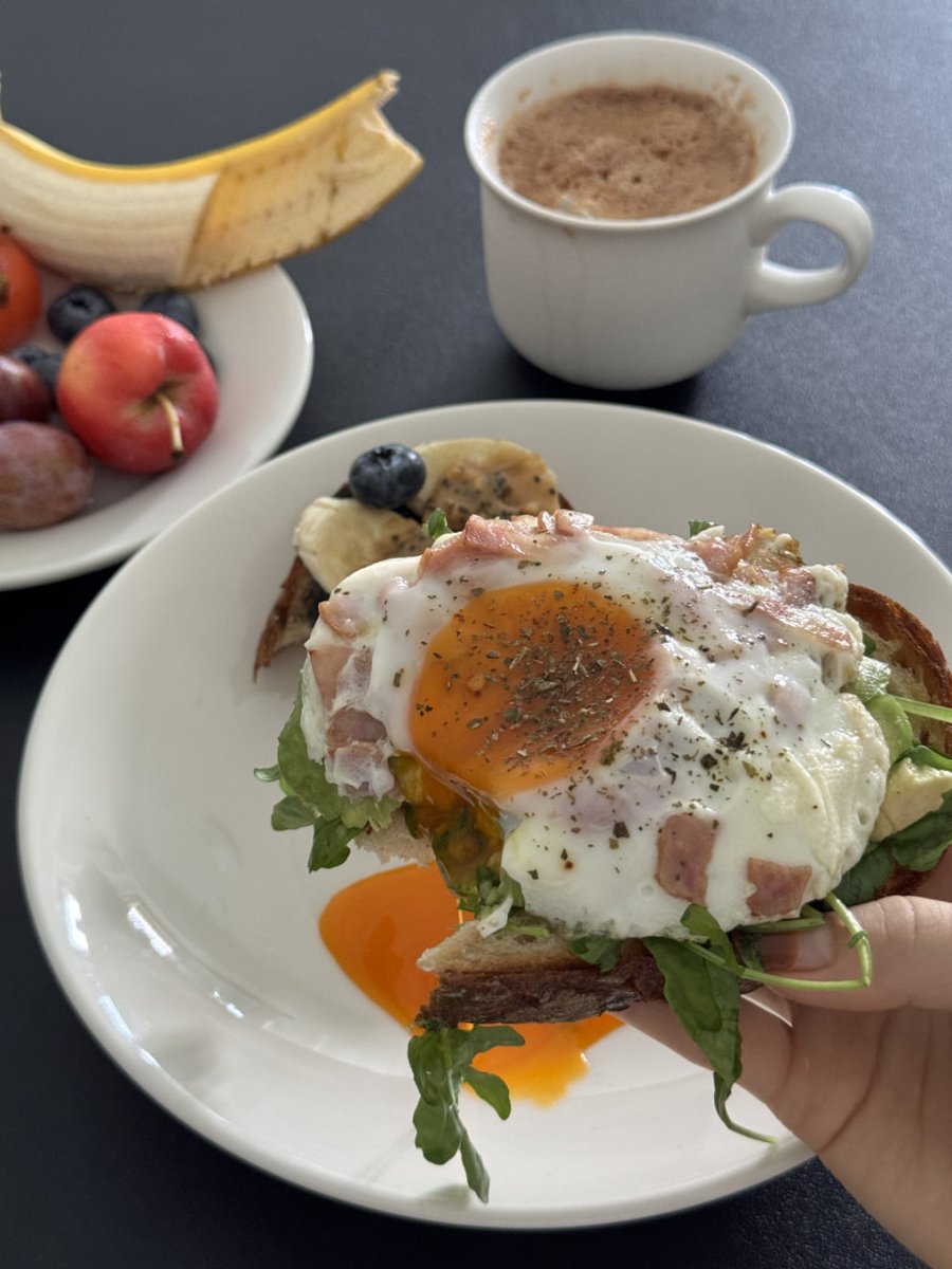 ☀️ Morning fuel, but make it gourmet! 🥑🍳✨Perfectly toasted bread topped with creamy avocado, a sunny-side-up egg, crispy bacon, and a sprinkle of love 💕. Plus, a sweet pairing of banana slices, blueberries, and peanut butter 🥜🍌