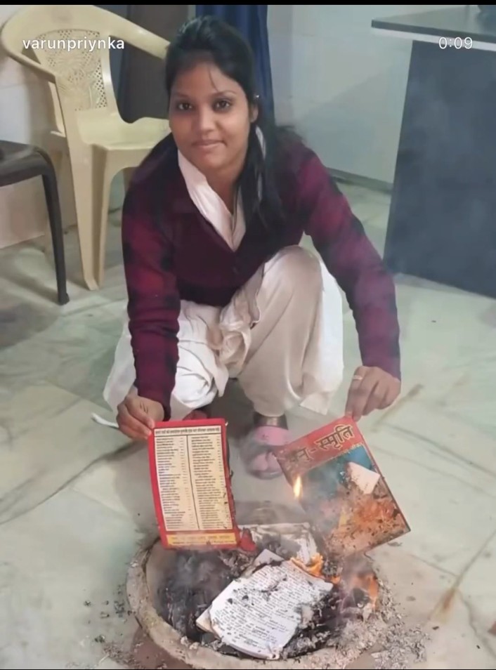 बहुजन शेरनी प्रियंका जी 🔥

Varun priyanka जी को मनुस्मृति के पन्ने जलाने पर गिरफ्तार कर लिया गया है।

अब हमारा फर्ज बनता है कि हम बहुजन शेरनी प्रियंका जी का साथ दे।

#We_Support_VarunPriyanka