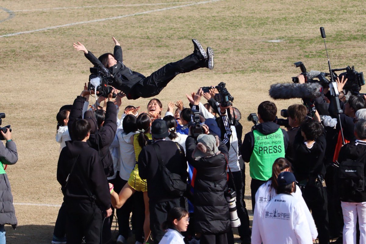 ekiden_josai's tweet photo. 本日を持ちまして、
今年の活動が終了となります。

年頭に掲げた「学生駅伝二冠」

"全員が主役"
最高のチーム力で目標を達成することができました。

日頃より応援してくださる皆様のおかげです。ありがとうございました。

来年も城西大学女子駅伝部を
よろしくお願いいたします。 https://t.co/Tr73qzJpjb