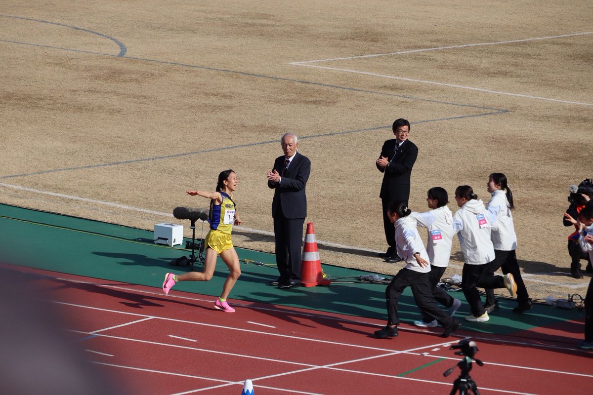 ekiden_josai's tweet photo. 本日を持ちまして、
今年の活動が終了となります。

年頭に掲げた「学生駅伝二冠」

"全員が主役"
最高のチーム力で目標を達成することができました。

日頃より応援してくださる皆様のおかげです。ありがとうございました。

来年も城西大学女子駅伝部を
よろしくお願いいたします。 https://t.co/Tr73qzJpjb