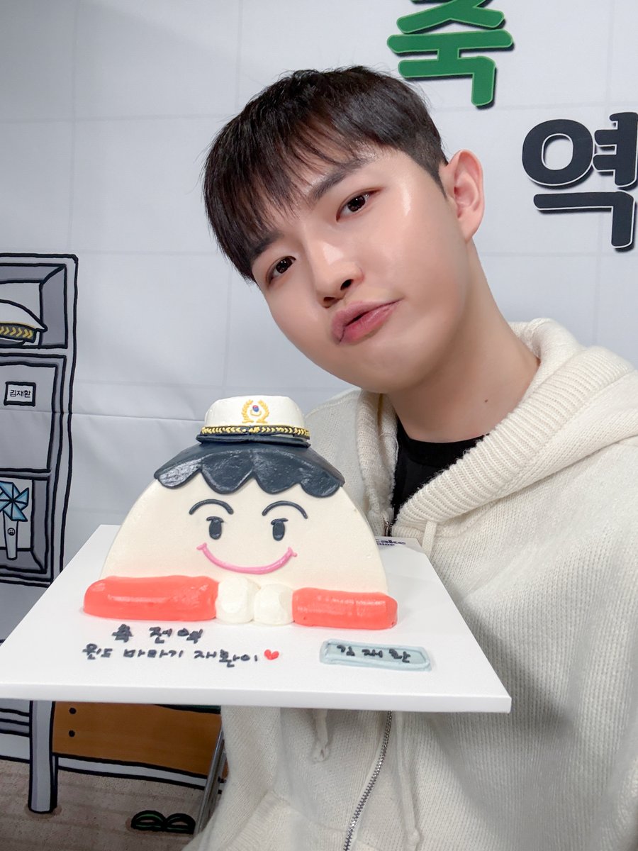 [#째니의발자국🐾] 2025.12.31
<𝐖𝐄𝐋𝐂𝐎𝐌𝐄𝐁𝐀𝐂𝐊 𝐉𝐀𝐄 𝐇𝐖𝐀𝐍🍃>

오늘 라이브 시청해 줘서 고마워요 
앞으로 자주자주 만나쟈~~
다시 한번 곰신 탈출 축하해~~
사랑해❤️

#김재환 #KIMJAEHWAN