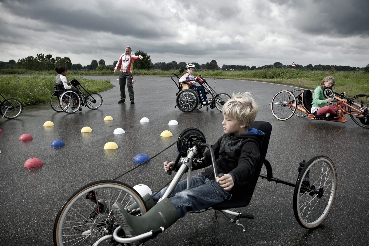 In 2026 is het precies 30 jaar geleden dat het #handbiken in Nederland geïntroduceerd werd. Een jubileumjaar dus. En daar besteden we binnenkort natuurlijk aandacht aan. Heel veel plezier voor jou en je #handbike in het nieuwe jaar! Foto: Robert van Willigenburg