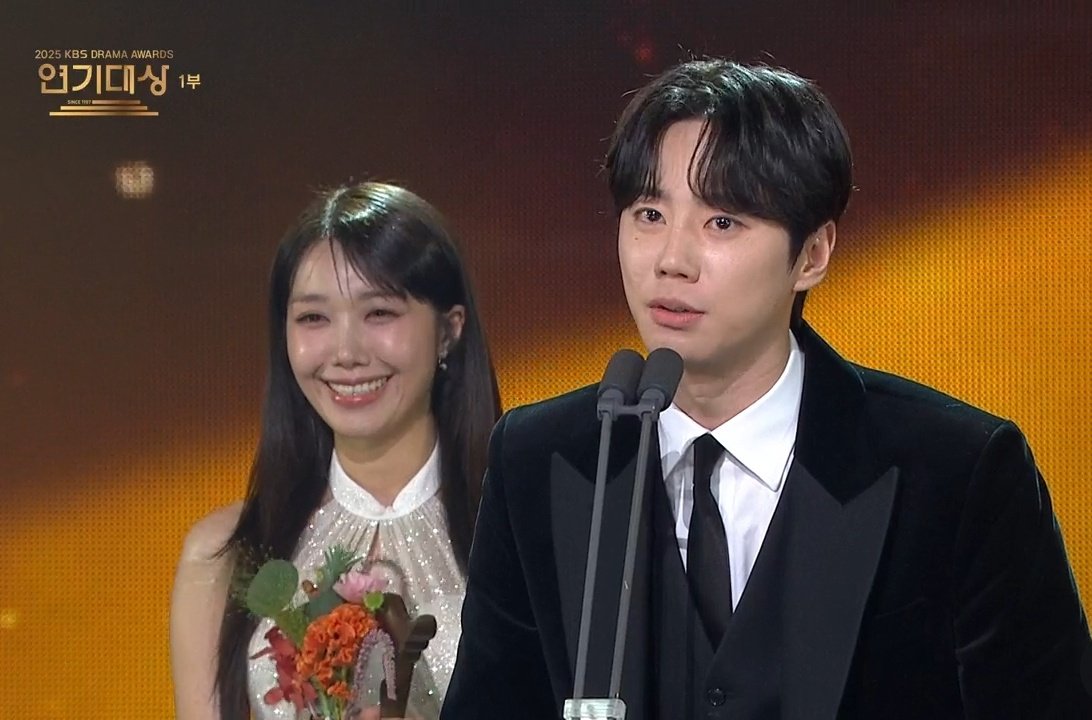 Jung Eunji and Lee Junyoung won the Popularity Award at 2025 KBS Drama Awards

#정은지