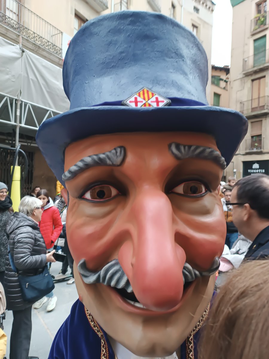 L’HOME DELS NASSOS té tants nassos com dies té l'any.