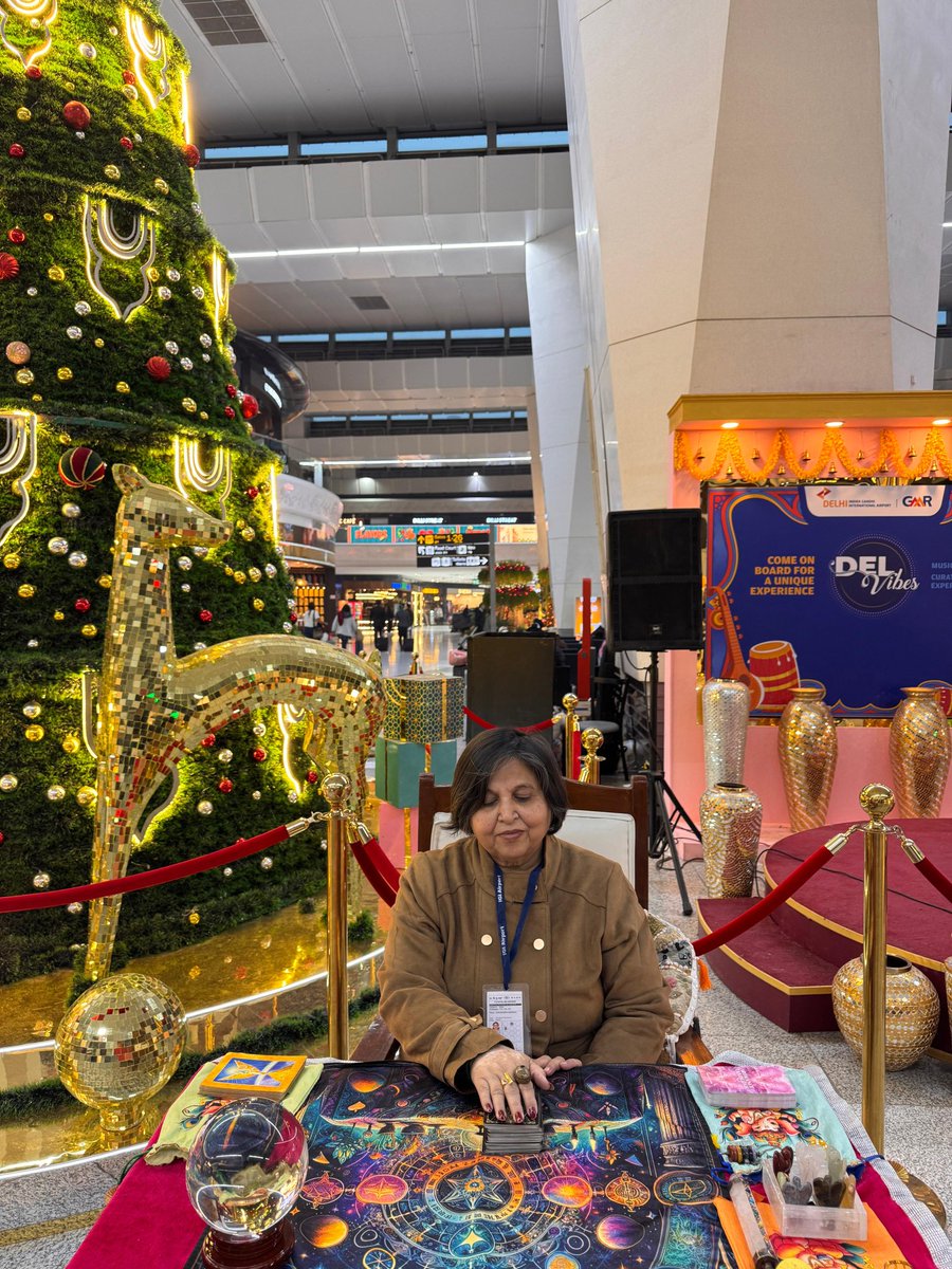 Kidhar_janahai's tweet photo. Fog slowed the skies, not the spirit at T3. 🎄✨
Christmas decor, passengers dancing to live music, DIY corners, and tarot cards kept things cheerful at @delhiairport.

#TerminalThree #DelVibes #FogSeason #NewYearVibes https://t.co/9KrNyn4XX6