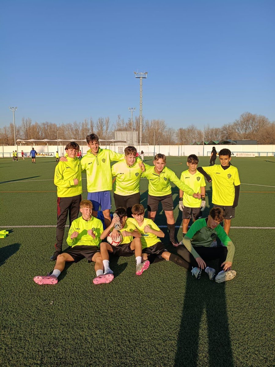 sanmartinef's tweet image. Partido FAMILIAS y jugadores/as de la Escuela 
Que bonita tarde de risas, fútbol, goles y felicitaciones para despedir el año 2025.