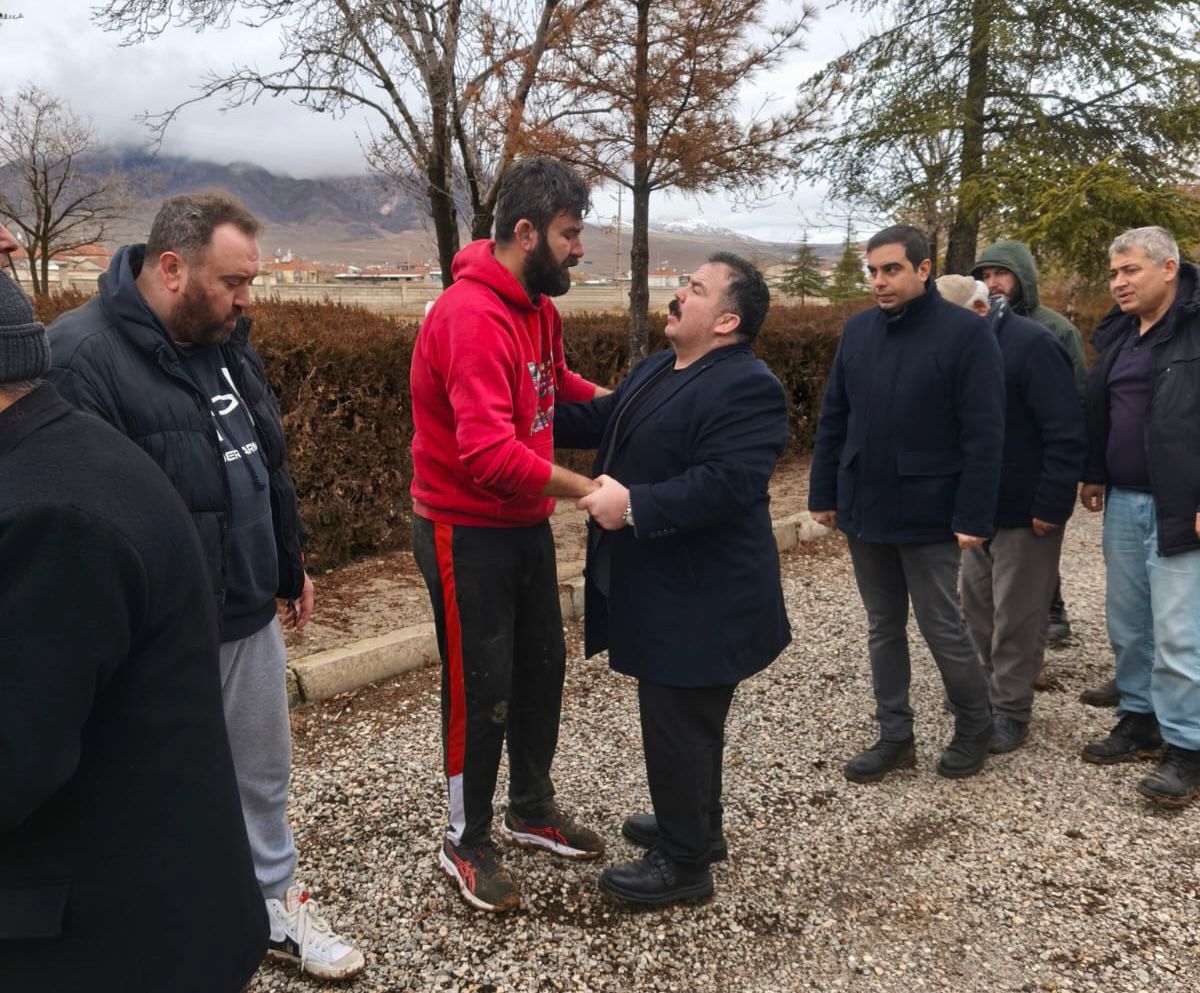 Türkiye İşitme Engelliler Spor Federasyonu Başkanımız Sayın Dursun Gözel, Asbaşkanımız Sayın İsmail Tek’in annesi merhume Arife Tek’in cenaze törenine katılarak ailesine taziyelerini iletti. Merhumeye Allah’tan rahmet; ailesine başsağlığı dileriz.