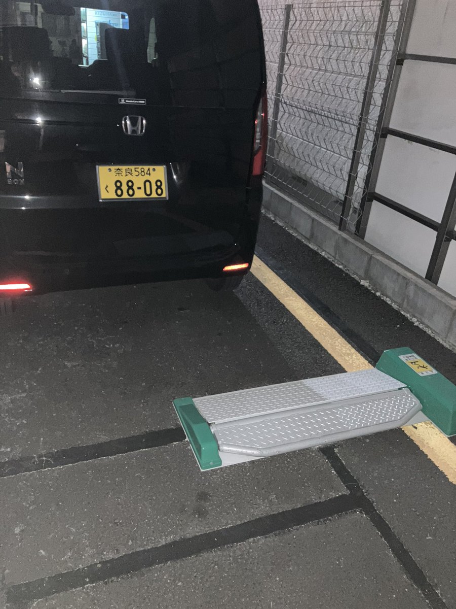 fujiithu_sousi's tweet photo. 違法駐車車両 https://t.co/ekfDT6gf5r
