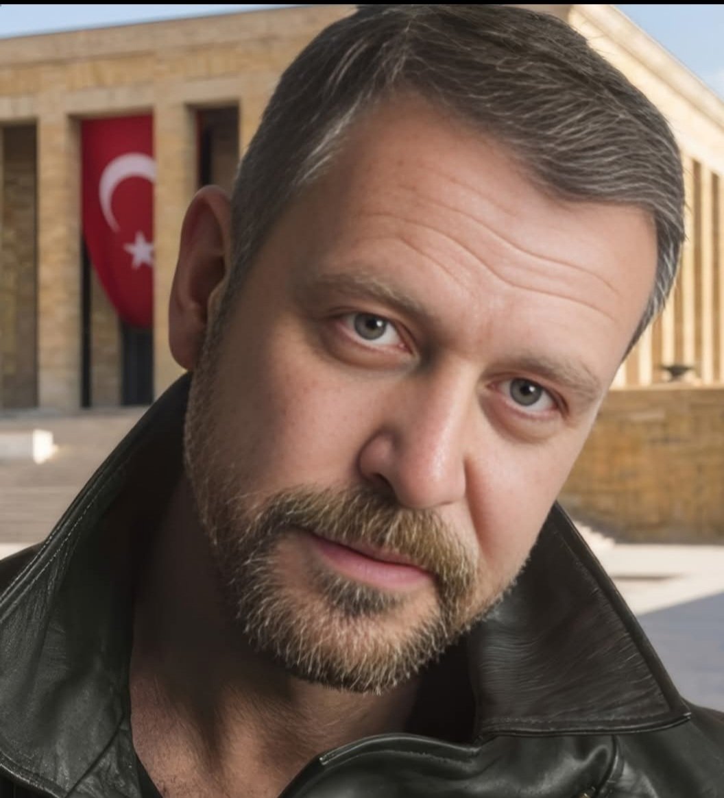 Ne güzel anlatmış...
#Kadın etek giydi bacaklarına baktınız, pantolon giydi kıçına baktınız.
Kalabalığa girdi taciz ettiniz, otobüste yalnız kaldı tecavüz ettiniz.
Açık giyinince tahrik oldunuz..
kapalı giyindi içini merak ettiniz.

Kız çocukları okumasın dediniz,
hastaneye