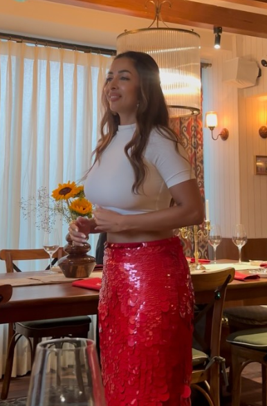 kahanibollyki's tweet photo. Malaika Arora knows how to turn a basic cropped white T into a statement look. Malaika paired the tee with the Cherry Skirt from 431-88 by Shweta Kapur.
#malaikaarora #malaikaarorahot #bollywoodactress #NewYear2026 #NewYear #kbke #bollywoodparty
Follow : @kahanibollyki For More https://t.co/0Kg2UlDJ2Z