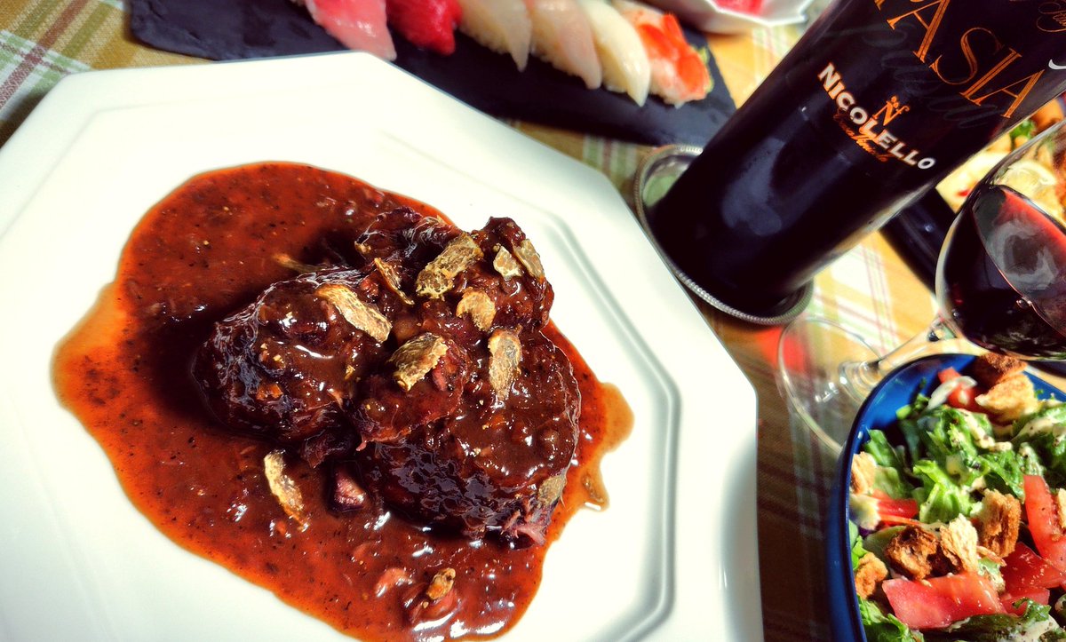 Gr_Key's tweet image. 白トリュフのブラザート🍄‍🟫🐮
バローロではないけどピエモンテの2007、ネッビオーロバルベーラで🍷
来年は少し余裕ができるといいな

 #おうちごはん #大晦日 #牛肉の赤ワイン煮 #赤ワイン