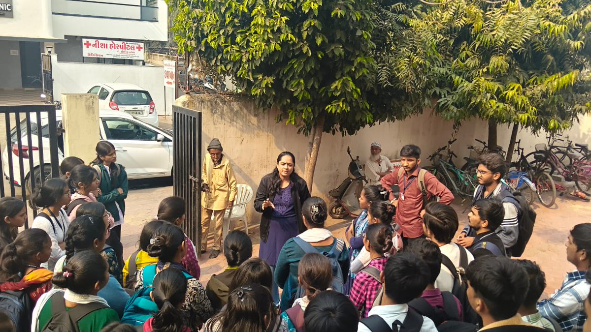 InfoAnandGoG's tweet photo. શહેરી વિકાસ વર્ષ ૨૦૨૫-૨૬’ અંતર્ગત સ્ટુડન્ટ આઉટરીચ પ્રોગ્રામમાં BSW/MSW વિદ્યાર્થીઓએ સામાજિક જવાબદારીનો પ્રત્યક્ષ અનુભવ મેળવ્યો.

#UrbanDevelopmentYear #Anand
#StudentOutreach 
@CMOGuj @InfoGujarat @DDO_Anand @CollectorAnd  @MyAnandMyANMC https://t.co/3pZKUYE7iY