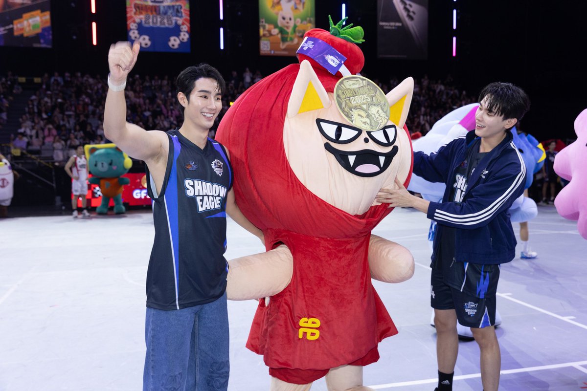 วันฉุดท้ายของปีแน้ว ฟ้อกขอหั้ยปีหน้าเปนปีที่ดี คัยตั้งเป้าหมายอารัยไว้ก้อขอหั้ยปะสบฟามสำเร็จ ขอบคุณที่รักครอบครัวจิ้งจอกมะเขือเทศของพวกเลานะงับ จากมะเขือเทศฉุดหล่อ 🦊🍅 #TOMAFOX