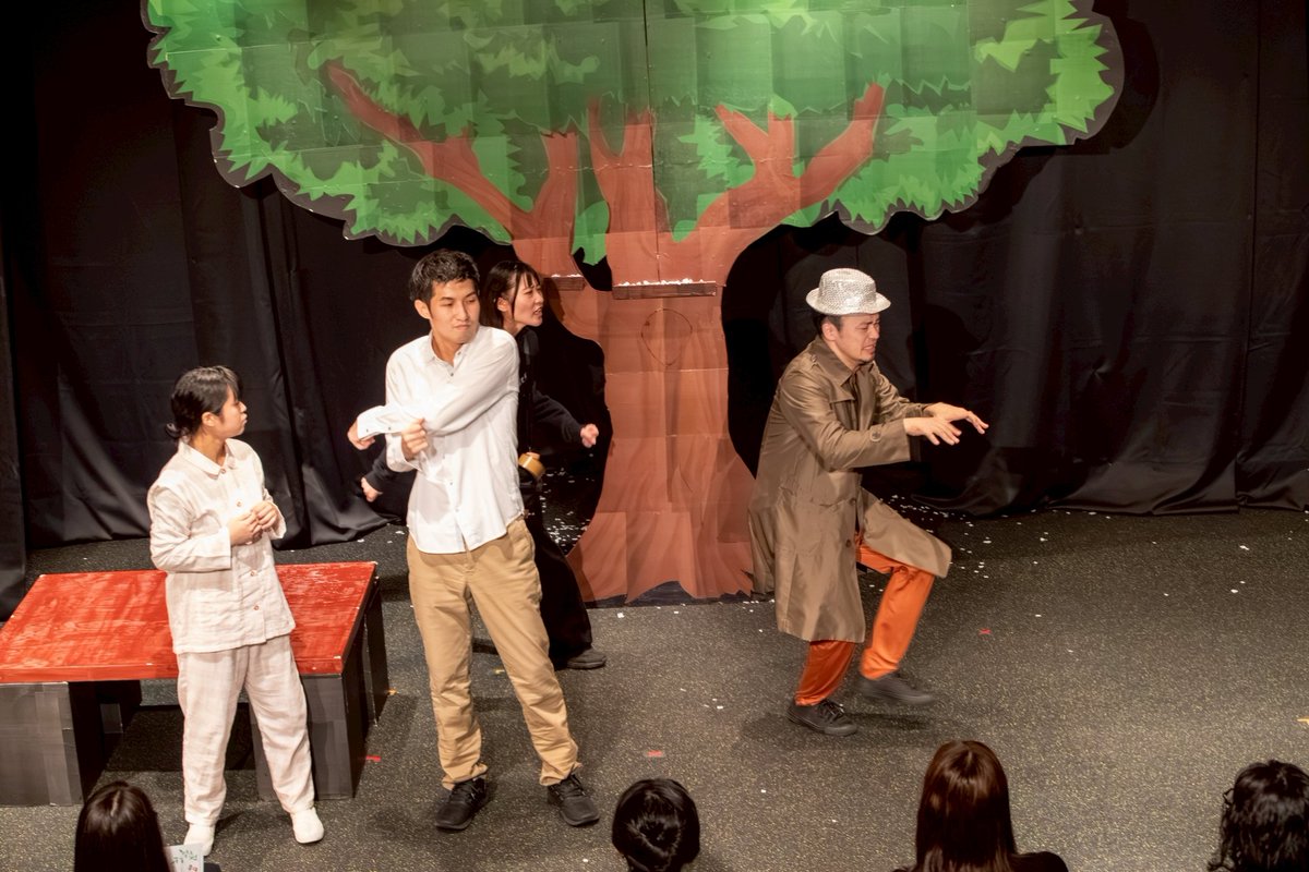 tachikoredayo's tweet photo. 木の下の約束

今回1番の問題作。
俺、木の役だったわー。の、木の役をメインに置い���みたらというコンセプトのもと制作された脚本ですが、カオスここに極まれり、という感じで、演じてる側も、もうお客様がどこに笑って下さってるのかわからない状態でした。 https://t.co/QYZdHwNVTa