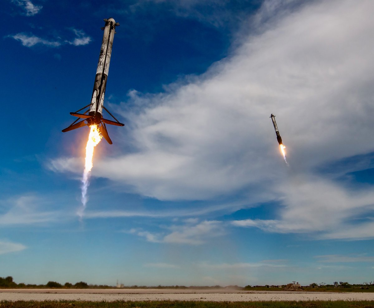 Друзья, если в этом году села ракета, а не вы, то это был хороший год.

В следующем году желаю всем смотреть, как люди летают на ракетах, а не ракеты летают в людей.

LFG