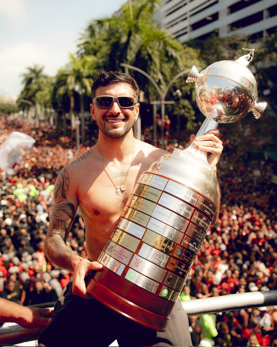 A América tem um novo REI e ele se chama Giorgian De Arrascaeta 🔴⚫️

Na tradicional eleição do jornal uruguaio El Pais, o camisa 10 do Flamengo recebeu 67.8% dos votos, deixando pra trás Lionel Messi e Adrian Martinez, segundo e terceiro, respectivamente.

O meia teve 179 dos