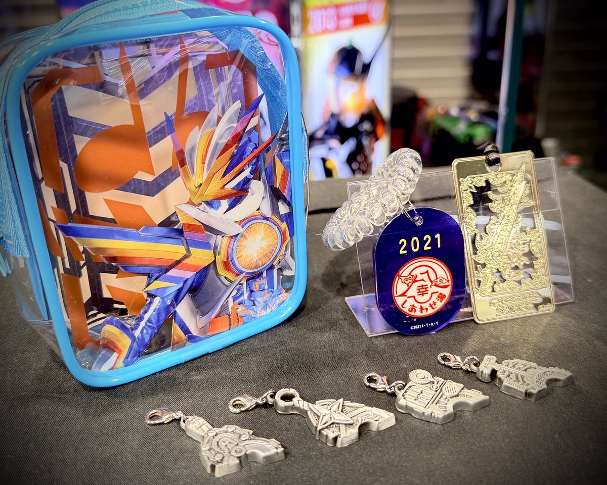 KamenRiderStore's tweet image. 【#仮面ライダーストア東京店 新商品情報】

明日1/1(木)から、新年を彩る令和仮面ライダーたちの新商品が発売開始❗️🌅
各ライダーモチーフのアイテムや、人気のアクリルブロックなどが登場します👀✨
更にREIWAオリジナルビジュアルを使用したアイテムも一挙登場💤…