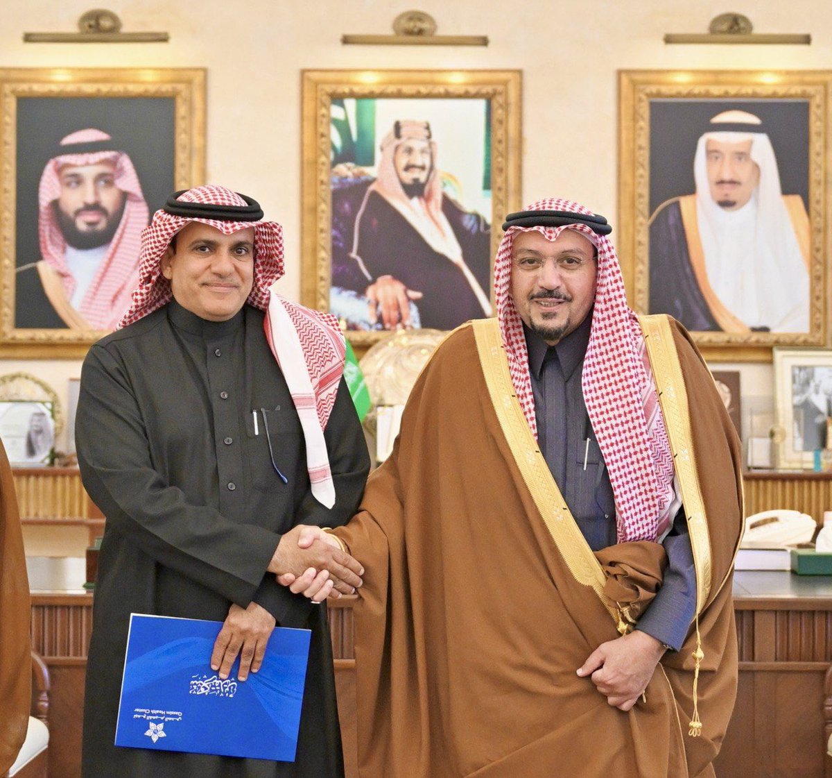 أشاد سموه بهذه الخطوة النوعية التي تُجسّد ما يحظى به القطاع الصحي من دعم واهتمام القيادة الرشيدة – حفظها الله –، وتسهم في تعزيز كفاءة الخدمات الطبية..

سمو #أمير_منطقة_القصيم :
مشروع عمليات الروبوت الجراحي وتفعيله كانت هاجساً تحمّله الزملاء منذ انعقاد المؤتمر السابق قبل اكثر من