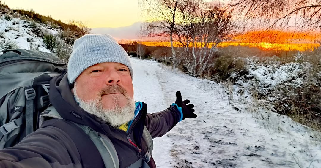 jfalonso's tweet photo. El periodista que siempre pasa la Navidad en el Camino de Santiago: "El Camino es mi vida; mi mochila, mi casa; los peregrinos, mi familia". Treinta minutos de conversación con @FranContrerasG  a las puertas de Santiago. https://t.co/MwD8vUxQx3 https://t.co/0Pd2jFSmrK