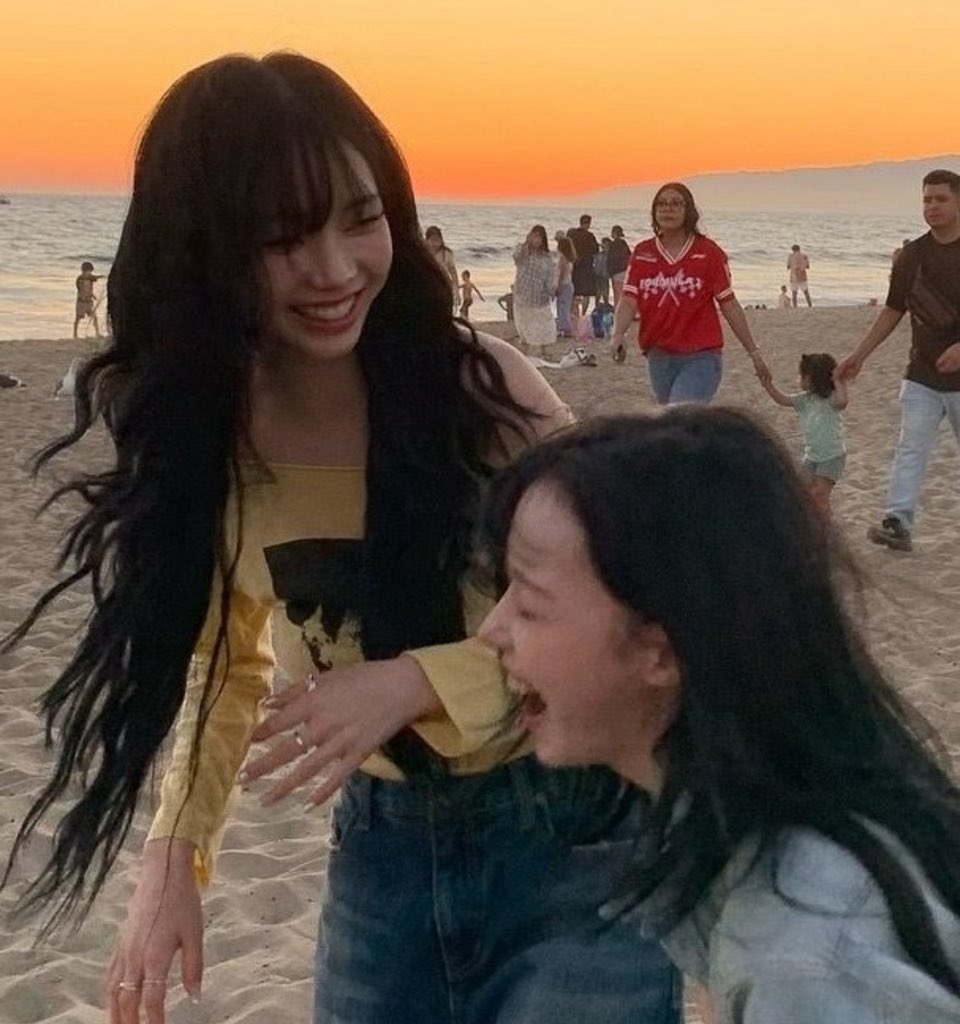 MillieKerr12's tweet image. thread of my favorite jmj moments this 2025! this year has definitely had its ups and downs but at the end of the day, their bond is unbeatable and they remain the top wlw kpop ship💙🤍