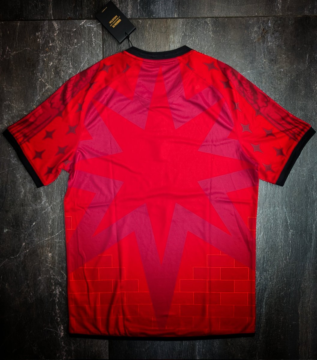 jacksonbosco's tweet photo. And... It's a wrap for 2025! My final purchase of the year Venezia 25/26 Fourth Shirt designed by #Drake #Ramberg from @classicshirts . What a beauty 😍 Thanks to all you wonderful collectors out there for your pic shares, sales and insights during 2025. 🙏🏽#Footballshirt #HNY https://t.co/Au5Rg9zIa0