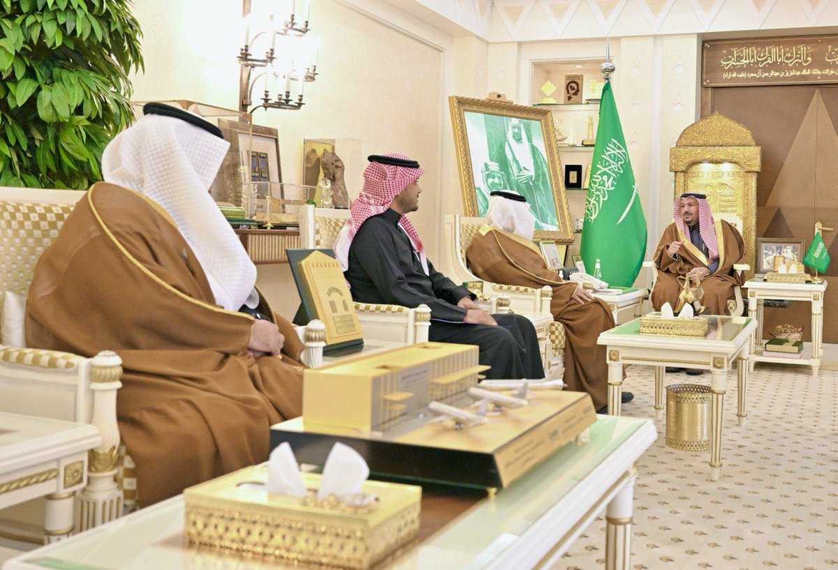 أشار سموه إلى أن استخدام الروبوت الجراحي يُعد نقلة نوعية في مجال العمليات الجراحية..

سمو #أمير_منطقة_القصيم :
أشكر سعادة الرئيس التنفيذي لتجمع القصيم الصحي الاخ الدكتور موسى الحربي وكافة المسؤولين والأطباء والمهندسين التقنيّين على تفعيل عمليات الروبوت الجراحي لأول مرة بمستشفى